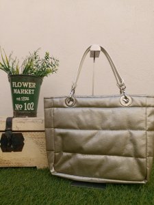 Bolsa básica metálica dorada con cierre