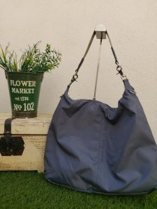 Bolsa Irene con cierre color gris, incluye asa para Backpack o Crossbody y asa corta