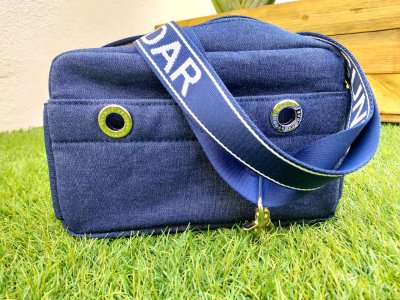 Bolsa Crossbody Laura mezclilla, con asa larga ribbon azul con blanco